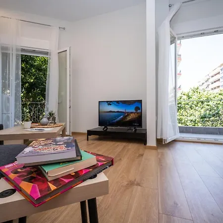 Agias Sofias Svolou Center 2 *